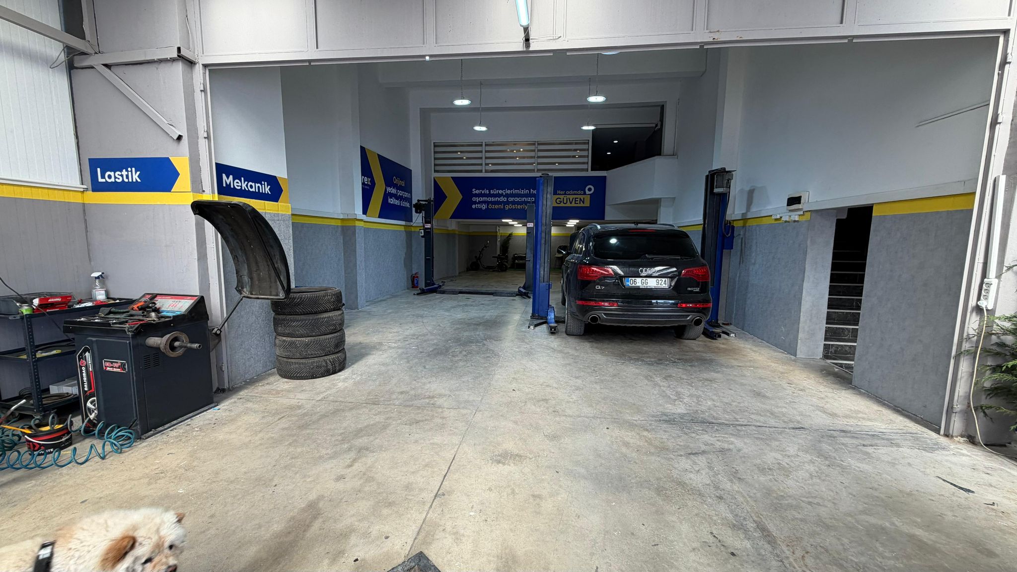 Araç kabul ve servis alanı